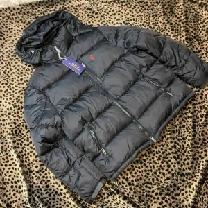 Ralph Lauren Jacka - Helt ny - Helt ny Ralph Lauren jacka  med tags. Både riktigt snygg och bekväm. Storlek L. Tveka inte ställa frågor vid intresse🙌