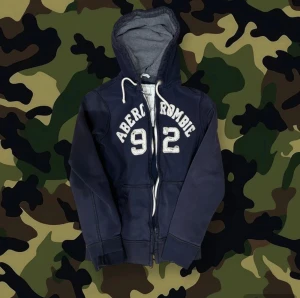Abercrombie Hoodie  - Riktigt snygg hoodie från Abercrombie & Fitch i storlek L. Passformen motsvarar ungefär L/M. De flesta slitningarna är fabriksgjorda och en del av designen. Den har tyvärr ett hål i luvan, Bild på sista sliden.  Överlag i bra skick. PS: Det är en dammodell, men det märks inte passformen