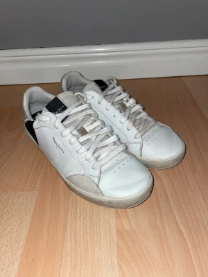 Pepe jeans skor - Ett par skor från Pepe jeans i gott skick. (De ser smutsigare ut än vad de är). Priset kan diskuteras! Tveka inte på att ställa frågor!