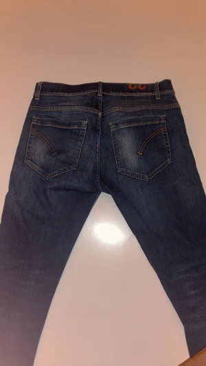 Dondup jeans - Dondup jeans i modellen george slim fit. Haft i ett år men skicket är väldigt bra. Inga defekter, storlek 32.