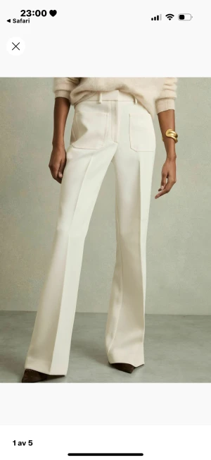 Kostymbyxor  - Säljer dessa otroligt snygga kostymbyxorna😍😍 sjukt snygga och formar kroppen så snyggt. Har lappen kvar men liten fläck från min läppenna som man ser på sista bilden. Jag är 168 och storlek XS/S i vanliga fall. Med långa ben. Och dom passar perfekt. Nypris 2543 kr 