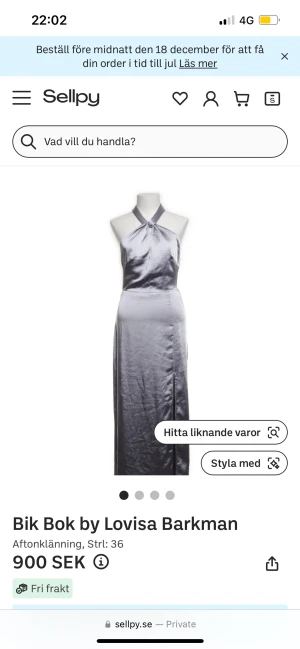 Silvrig balklänning med öppen rygg  - Superfin silver blå/lila balklänning i satin från Lovisa Barkmans kollektion hos bikbok i storlek 34. Klänningen har en öppen rygg, en slit på ena benet och kommer med en scarf till som man kan knyta runt halsen. Kan mötas i Stockholm, alternativt att köparen står för frakten. 