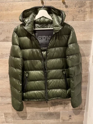 Herno jacka(ny) - En ny Herno jacka utan tags! Nypris runt 6000kr. Hör av dig vid frågor 