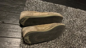 Philippe Model sneakers i mörkgrön - Säljer ett par snygga Philippe Model sneakers i olivgrön. Skorna är i mycket bra skick förutom lite  skada på undersidan och det saknas sula till inuti skon