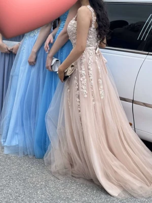 Balklänning  - Säljer min älskade balklänning i en ljusrosa/rosabeige färg. Köpt på Dressroom i Göteborg för 5.500. Lite smutsig ner till då den har släp, men inget en kemtvätt inte kan fixa. Storlek s men passar en m lika bra. Köpt för 5500, säljer för 2.900. Får gärna komma förbi och testa och/eller hämtas upp vid intresse. Sjal att tex bära runt axlarna tillkommer, se sista bilden.