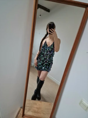 Mini dress with big sequins - Mini dress with big sequins. Short mini dress, big space in the "armpit" and a little narrower between the part of the bust. Would look great with some clothing tape by the bust to keep it in place. Perfect for new years! Never worn because I didn't feel like this was my vibe. Someone with a different body shape will look crazy pretty in it though 🥹💃 Length: 80 cm