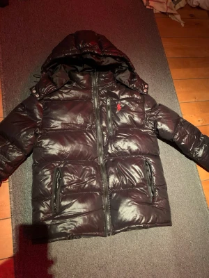 Svart RL jacka - Oanvänd, skick 10/10 (SKRIV OM FRÅGOR) justerbar luva men inte justerbar midja. Fickan vid bröstet är dekoration, inte använding (ha den stängd) ‼️priset kan inte diskuteras det är redan sänkt ‼️