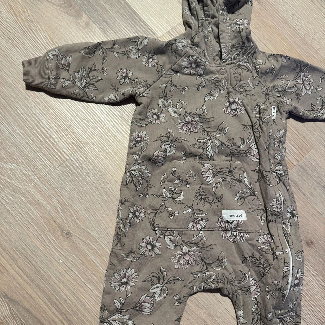 Blommig beige babyoverall från Newbie - 1
