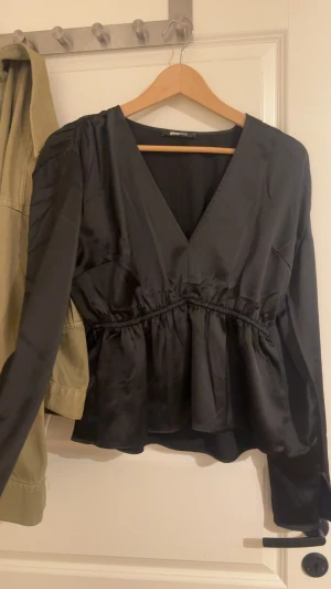 Blus - Svart blus i satin material. Superfin men har inte haft nått tillfälle att använda💞