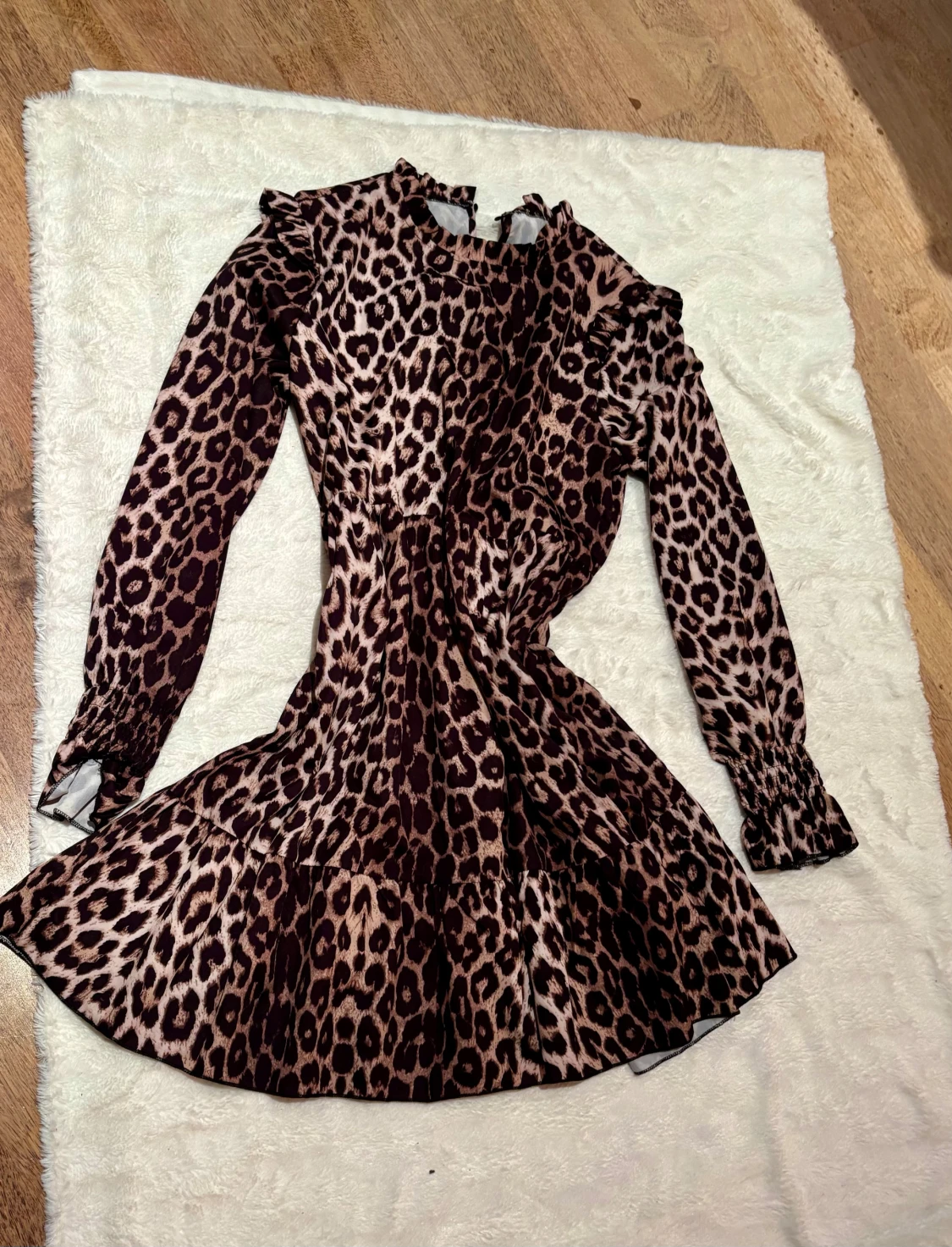 Leopardmönstrad kortklänning med volang