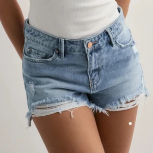 Ljusblå jeansshorts med fransad kant - Bara använt dem en gång, jätte fina och normal i storleken, skriv om du vill ha fler bilder på hur den ser utt i verkligheten eller på. Priset kan diskuteras.