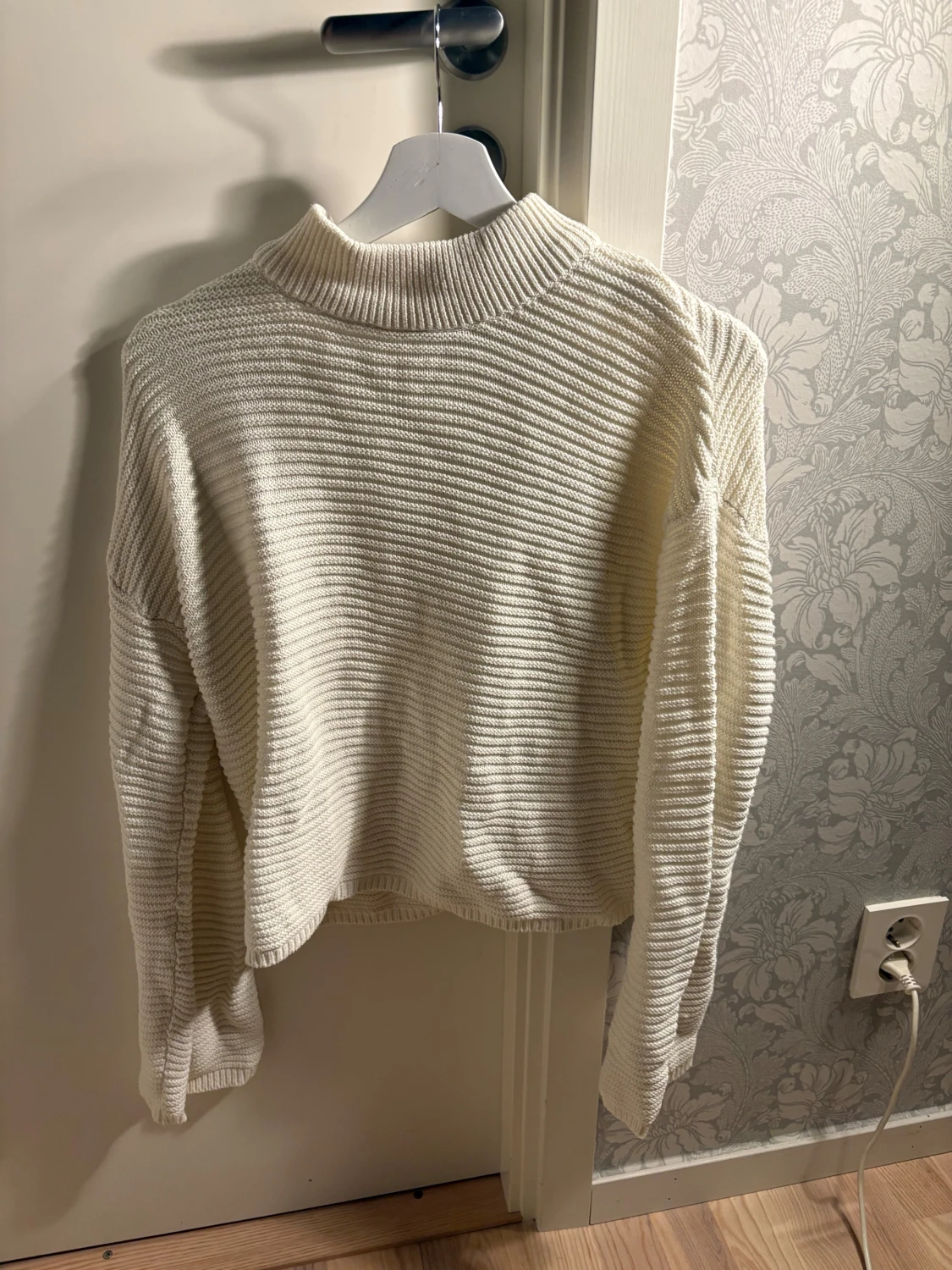 Vit stickad tröja från Gina Tricot