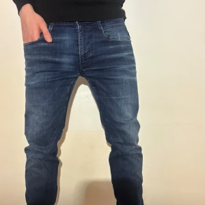 REPLAY JEANS  - Klassiska REPLAY jeans i fint vintage sick. Jeansn har  storleken W34/L32. Jag hjälper gärna dig med storleken! Har du andra frågor så svarar jag snabbt!  🚨Detaljer: Modell: AMBAS , Färg: mörkblå , Skick: fint vintage-skick . 📐Mått: Midja (A): 44 cm Benlängd (B): 103cm