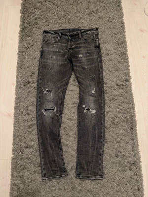 Jack n jones jeans med slitningar - Säljer nu mina jätte snygga Jack n Jones jeans med slitningar, alla slitningar är design och ska vara så! Nice färg! Nypris 799! Säljer för 349! Skriv om det finns frågor!