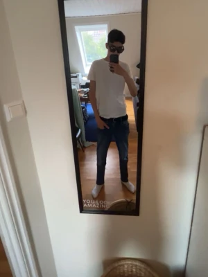 Replay Hyperflex blå jeans slim fit - Säljer ett par blå Replay Hyperflex jeans med slim fit. Jeansen har klassisk femficksdesign, snygga slitningar och stretchigt material som gör dem riktigt bekväma. Perfekta om du gillar en modern och smal siluett. Märke syns tydligt på etiketten.