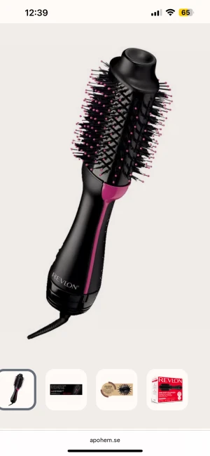 Revlon One-Step Volumiser borste - Revlon One-Step Volumiser är en elektrisk stylingborste i svart och rosa med oval form och täta borststrån med rosa toppar. Borsten kombinerar hårtork och volymgivande stylingverktyg, perfekt för att skapa fylligt och slätt hår snabbt. Ergonomiskt handtag och lång sladd.