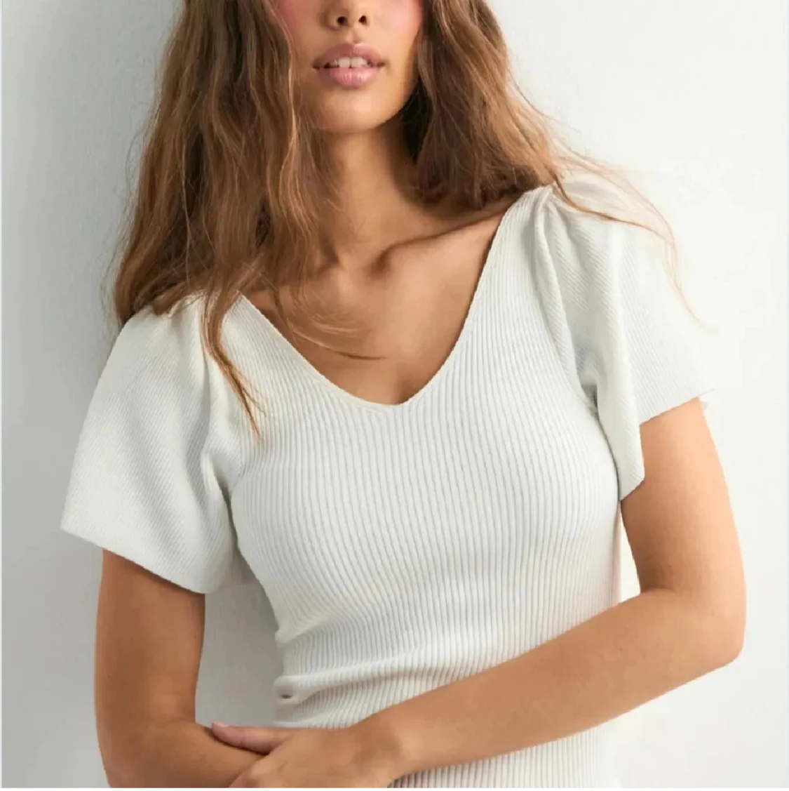 Vit ribbad topp från ONLY med puffärm och knytning i ryggen  - 1