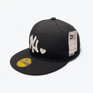 New York Team Heart svart keps New Era 7 1/8 56.8 cm - New York Team Heart Blacl Fitted keps New Era 7 55.8 cm 
