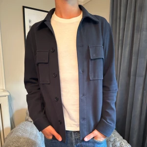 Mörkblå overshirt - Trendig overshirt från zara, passar till vad som helst och till alla tillfällen. Storlek S men sitter som M.