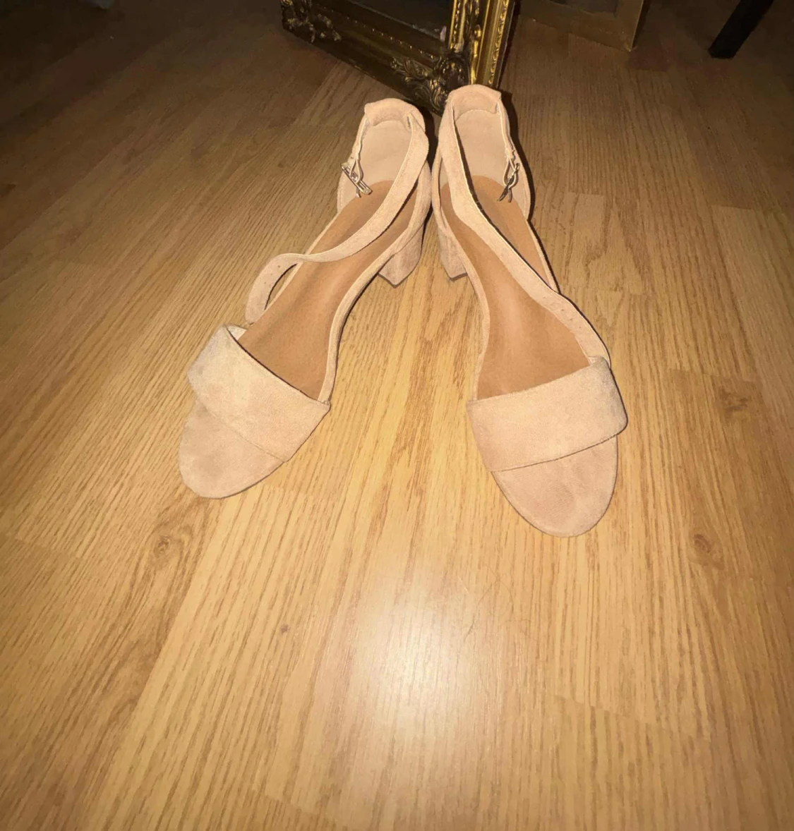 Beige sandaler med klack