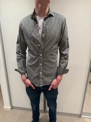 Svartvit rutig skjorta Polo Ralph Lauren - Säljer en slim fit skjorta från Polo Ralph Lauren i storlek S. Riktigt bra skick. Bara höra av er om ni har några funderingar 💨