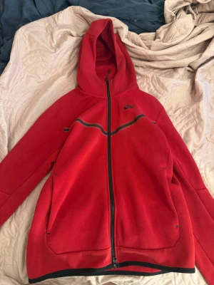 Nike tech röd - En röd nike tech i storlek S, knappt använd bara testad.