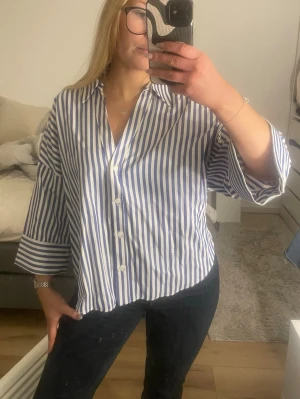 Zara skjorta  - Skjorta med trekvartsarmar från Zara. Har bara provat den så prislappen sitter kvar. Säljer då jag tyckte den va för lång på mig, jag är 1,58. Skriv om ni har fler frågor☺️