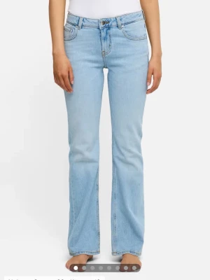 Bikbok jeans - Säljer ett par ljusblå flare jeans med låg midja. Aldrig använda, storlek 26/32.