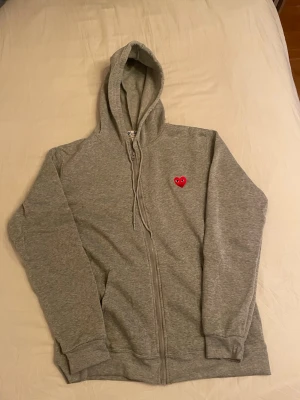 Ami hoodie  - Super bra grå ami hoodie.