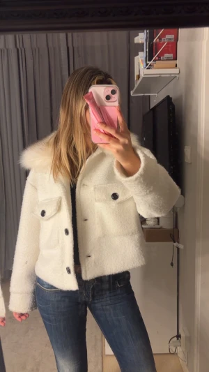 Vit Meotine- liknande kappa - Säljer min kappa med päls från Chelsea! Inga defekter, SJUKT snygg men kommer tyvärr inte till användning längre💕🥲