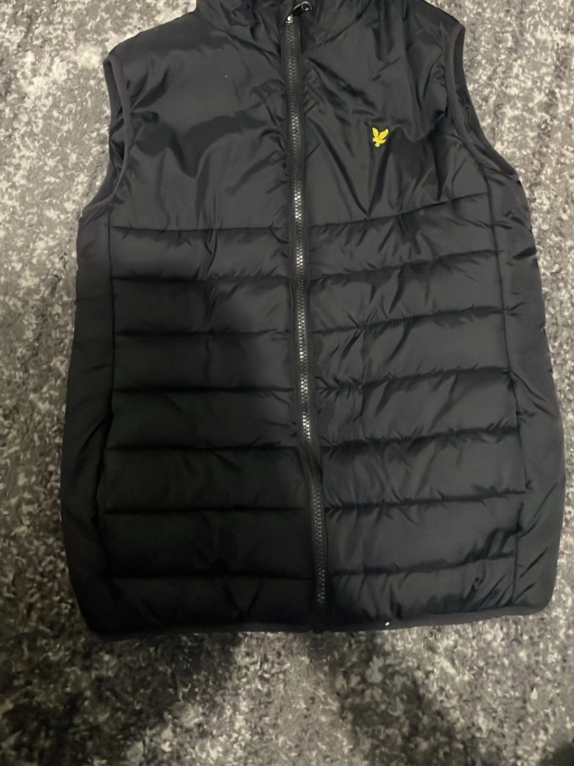 Svart dunväst från Lyle & Scott