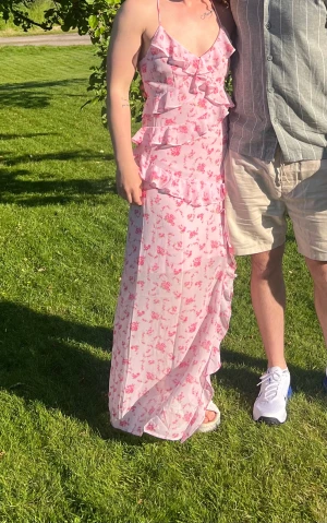 Lång rosa blommig klänning med volanger - Använd 1 gång