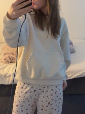 Ljus beige hoodie  - Säljer en ljusbeige hoodie från gina tricot i nyskick. 