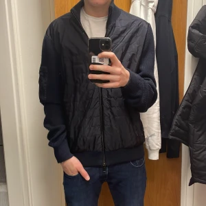 J.lindeberg cardigan - Säljer en svin snygg cardigan från j.lindeberg i färgen mörkblå. Den är i storleken L men sitter som m. Modellen är 177-178. Pris ej hugget i sten!