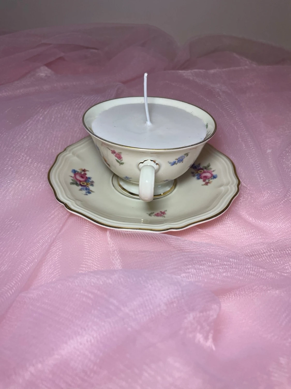Doftljus i en tekopp i en vit kräm färg med flerfärgat blommigt mönster nr 2 - 3