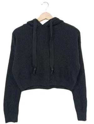 Svart croppad stickad hoodie  - Svart croppad stickad hoodie från Divided by H&M. Tröjan har huva med snörning, ribbade muddar och lång ärm. Snygg och enkel att matcha med jeans eller kjol.