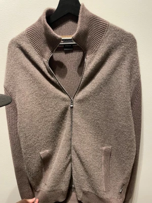 Cardigan från Hugo boss - Fett o unik cardiganen från Hugo boss! Helt ny aldrig använd! Köpt i butik för 2200 så vi säljer för endast 1100! Otroligt fett cardigan till båda vår o höst! SKRIV INNAN NI KÖPER🤗