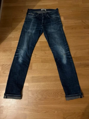 Selvedge naked & famous jeans - Svinsnygga selvedge jeans från naked & famous med unika detaljer. Modellen är weird guy.