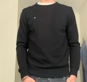 Svart merino tröja från J.Lindeberg - Tja! Säljer här en svart merino tröja från J.Lindeberg i storlek M. Inprincip helt oanvänd och i väldigt fint skick! Priset är diskuterbart.