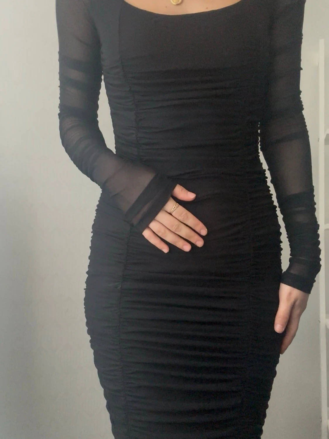 Svart långklänning med meshärmar - 2