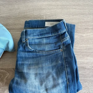 Blå Jeans från Dondup George, stl 31 - Säljer ett par blå slim fit jeans från Dondup i den extremt populära modellen George i storlek 31. Säljer jeansen för att de inte längre passar mig. Notera att jeansen inte är köpt av en leverantör vilket gör att det är bättre skick, därav kan priset vara dyrare än andras. Skriv privat för fler bilder! 🙂