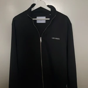 Svart overshirt från Les Deux L - Väldigt snygg tröja frpn les duex, mycket bra skick, inga skador eller hål, zip