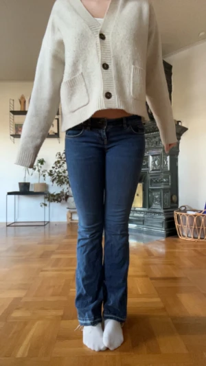 Ltb jeans - Snygga blå jeans med bootcut passform och låg midja. Strl 25x30,lite för korta på mig som är 163