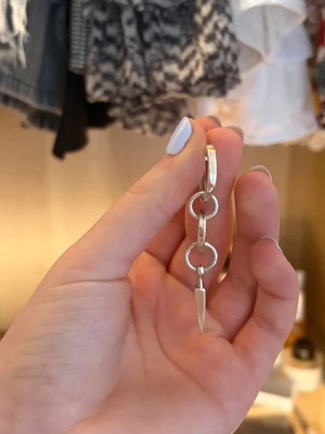 Maria Nilsdotter örhänge - Chaos queen earring i silver! Nypris 2795kr🥰 superbra skick verkligen och så najs att ha både i skolan och på helgen! ❤️ Box medkommer