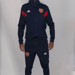 Arsenal träningsställ  Herr -S - Helt nytt Arsenal träningsställ i toppkvalitet – fin replika med grym passform och material. Modellen på bilden är 175 cm lång och bär storlek S. Pris: 1 299 kr. Först till kvarn! 