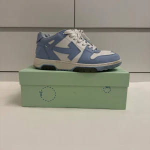 Off-White sneakers i ljusblå och vitt - Säljer ett par Off-White sneakers i en fräsch ljusblå och vit färgkombination. Kommer med box. Bra skick men använda. Priset är inte helt spikat. Storlek 43. Pris 2500