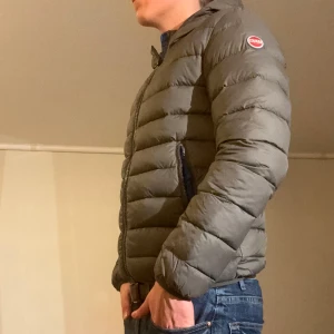 Colmar jacka  - Hej! Säljer nu min jacka, från märket Colmar storlek M. Bra skick, modellen är 184cm och väger 74kg. Tveka inte på att höra av dig om du har frågor eller funderingar kring jackan!