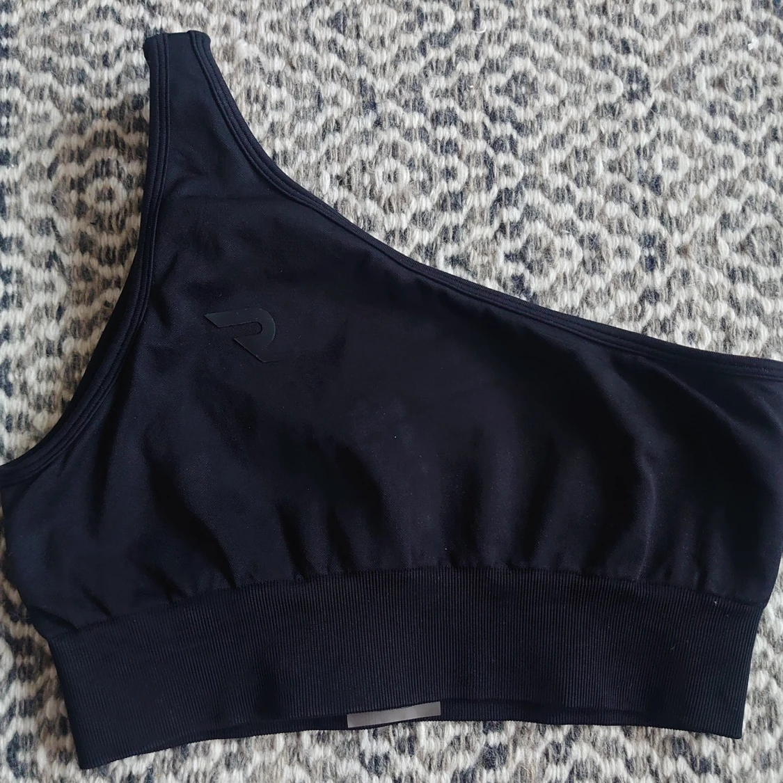 Svart oneshoulder topp från Relode, S