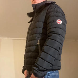Colmar jacka  - Hej! Säljer nu min jacka, från märket Colmar storlek M. Bra skick, modellen är 184cm och väger 74kg. Tveka inte på att höra av dig om du har frågor eller funderingar kring jackan!