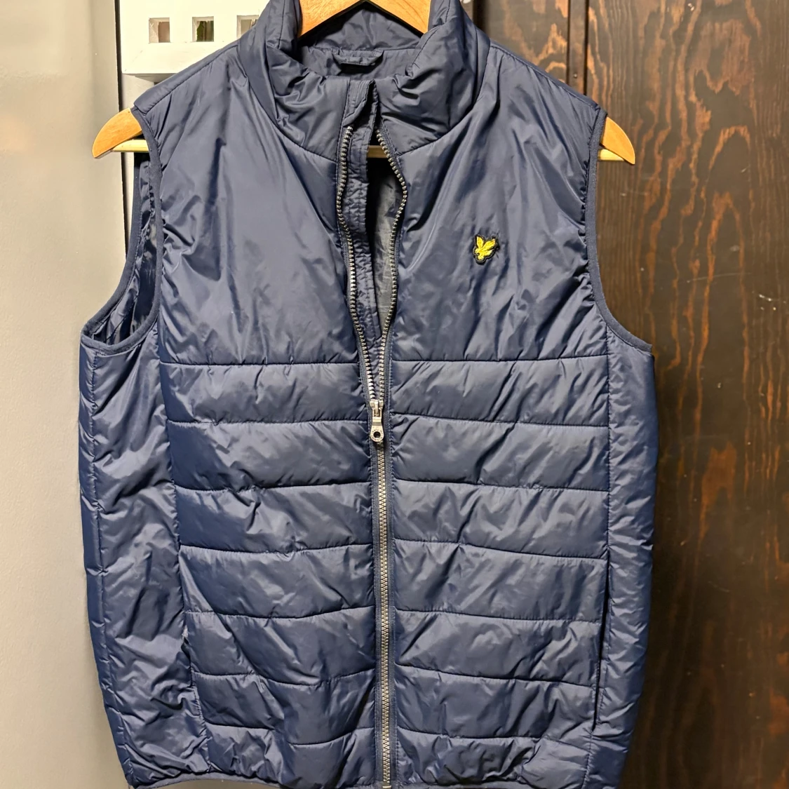 Marinblå dunväst från Lyle & Scott